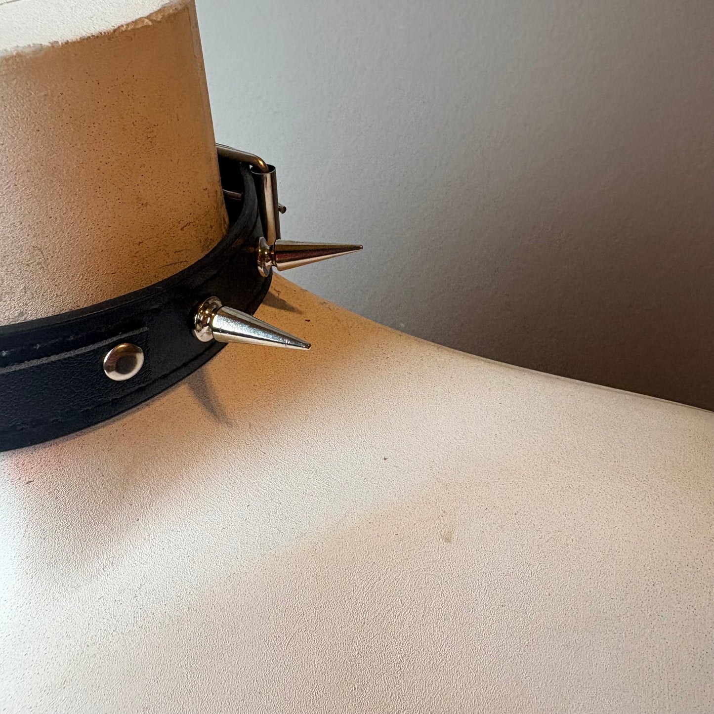 Chocker nero con scritta “hot”