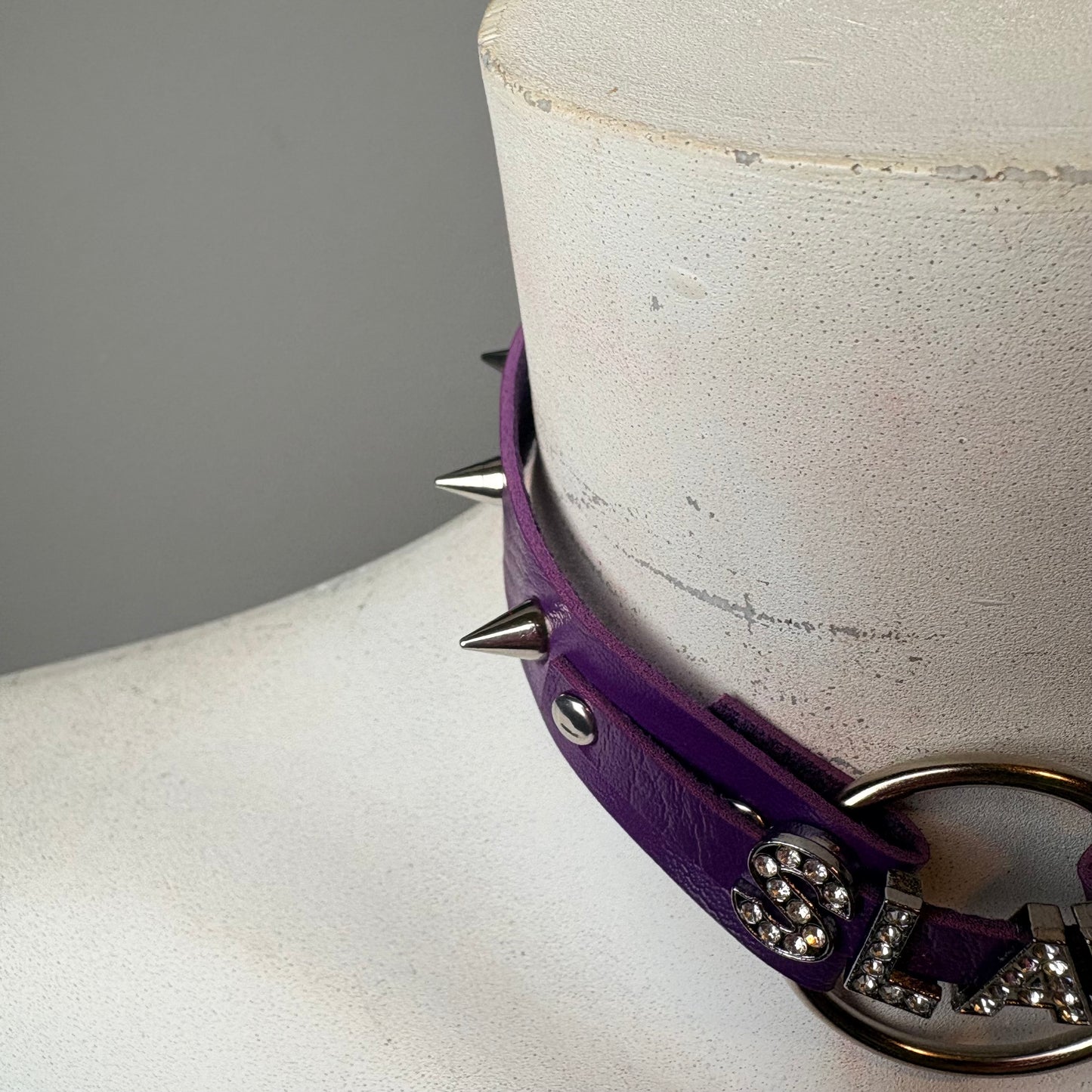Chocker viola con scritta “slave”