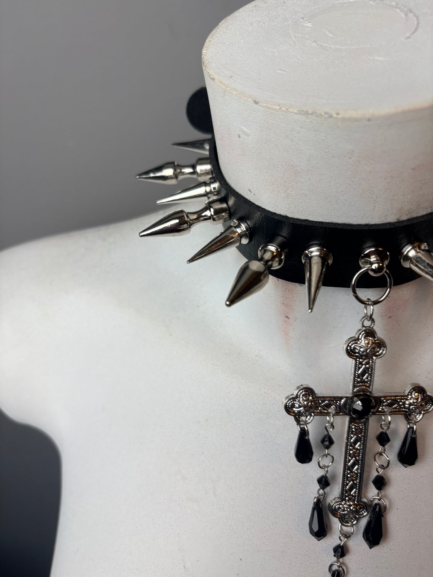 Chocker elegante con croce