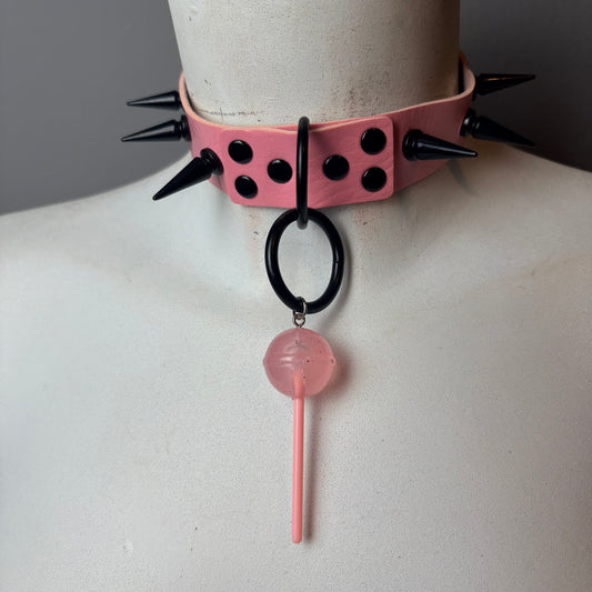 Chocker rosa con borchie lunghe nere