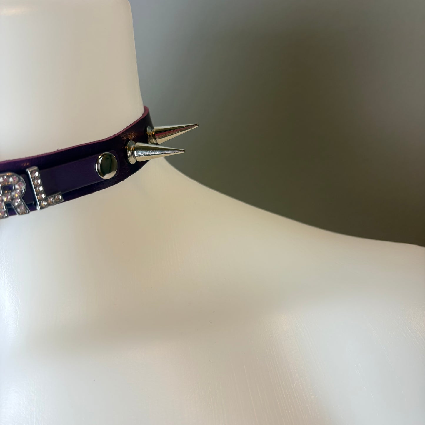 Chocker viola con scritta “Alt Girl”