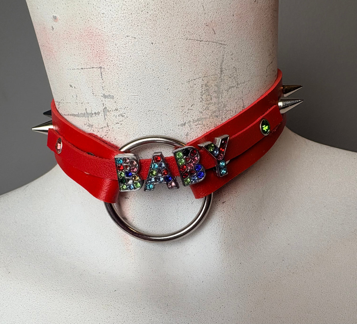 Chocker rosso con scritta “baby”