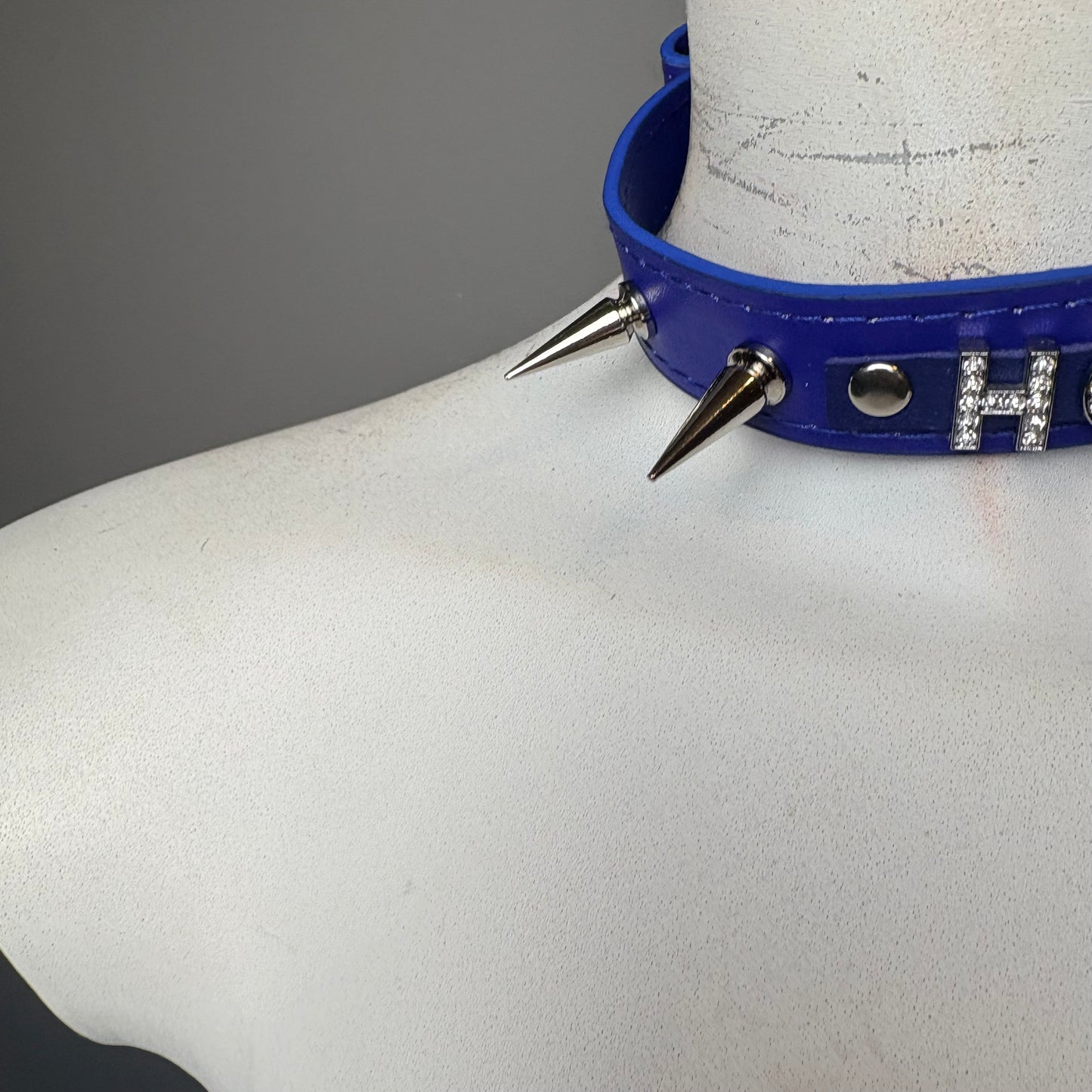 Chocker nero con scritta “hot”