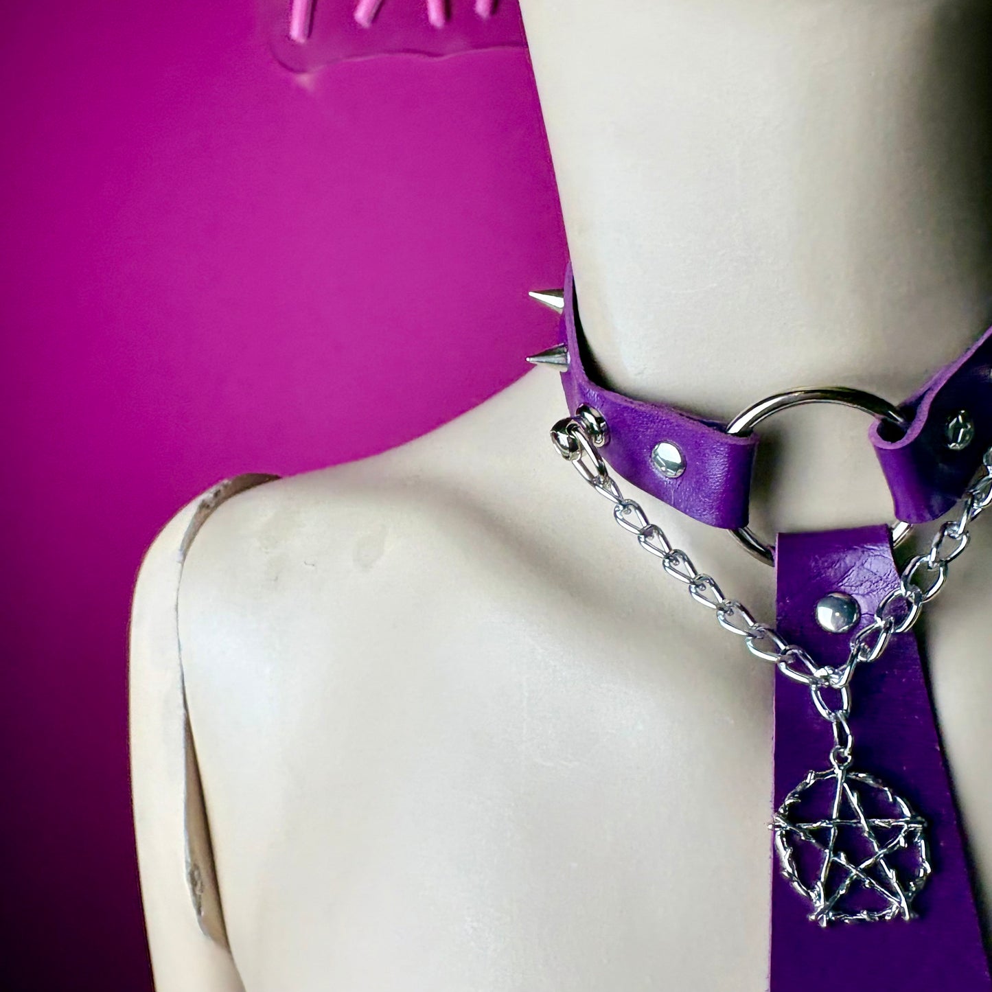 Cravatta viola con dettagli argento