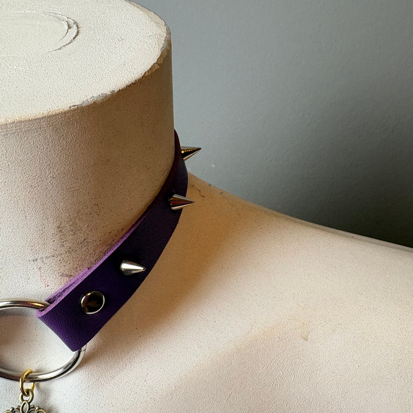 Chocker viola con cerchio e ciondolo