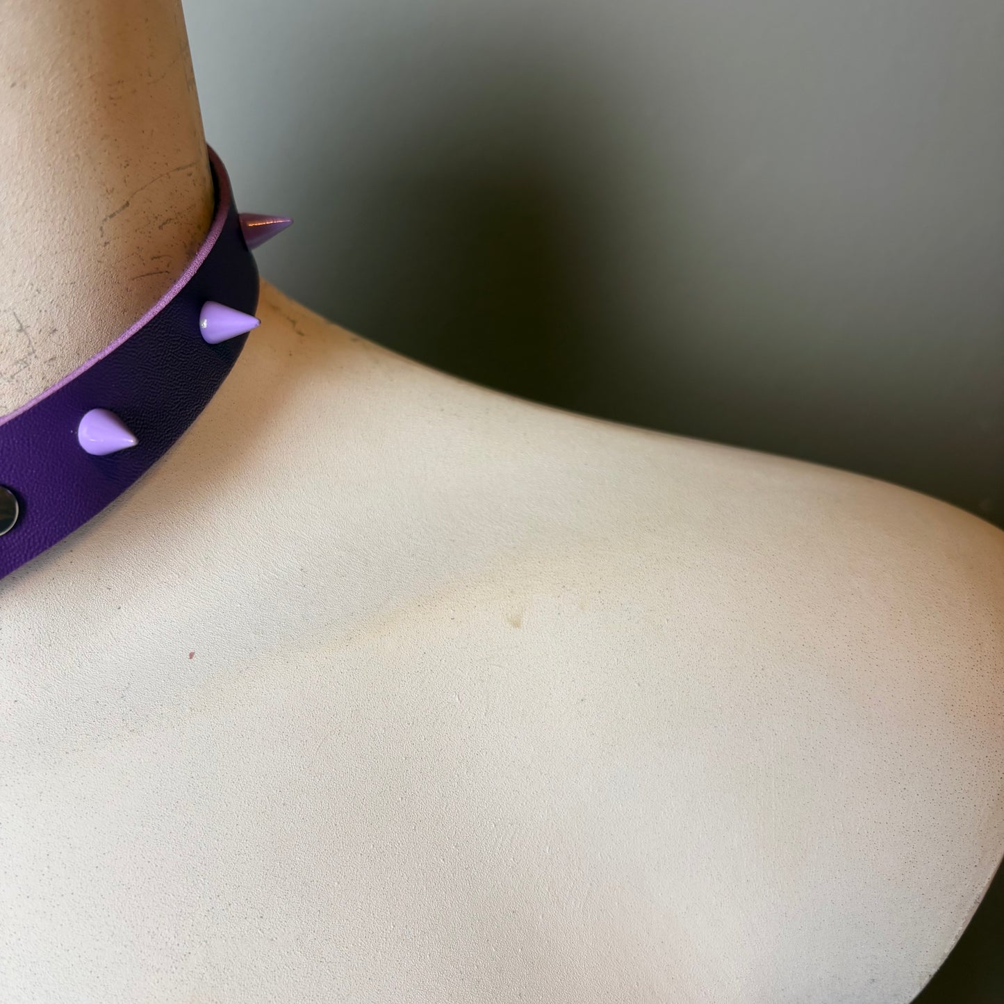 Chocker viola con ciondolo di teschi