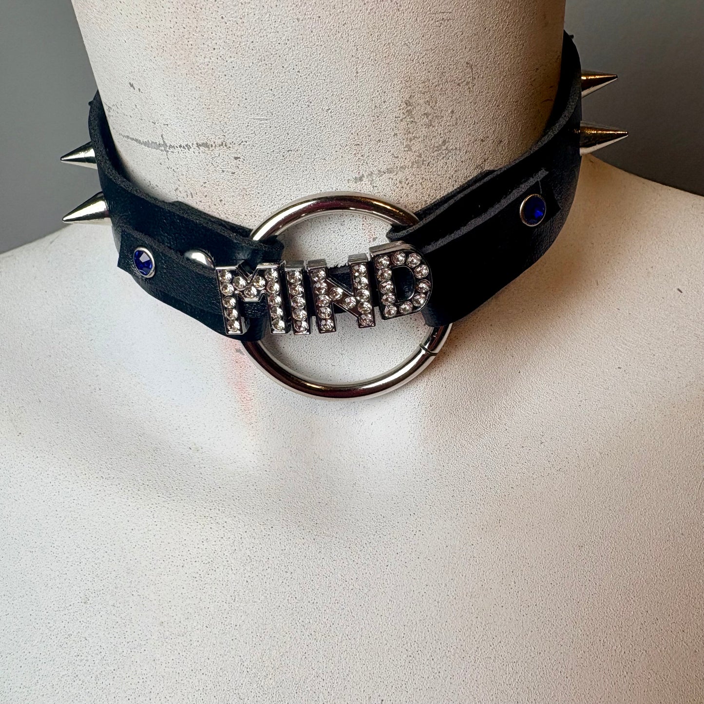 Chocker nero con scritta “Mind”