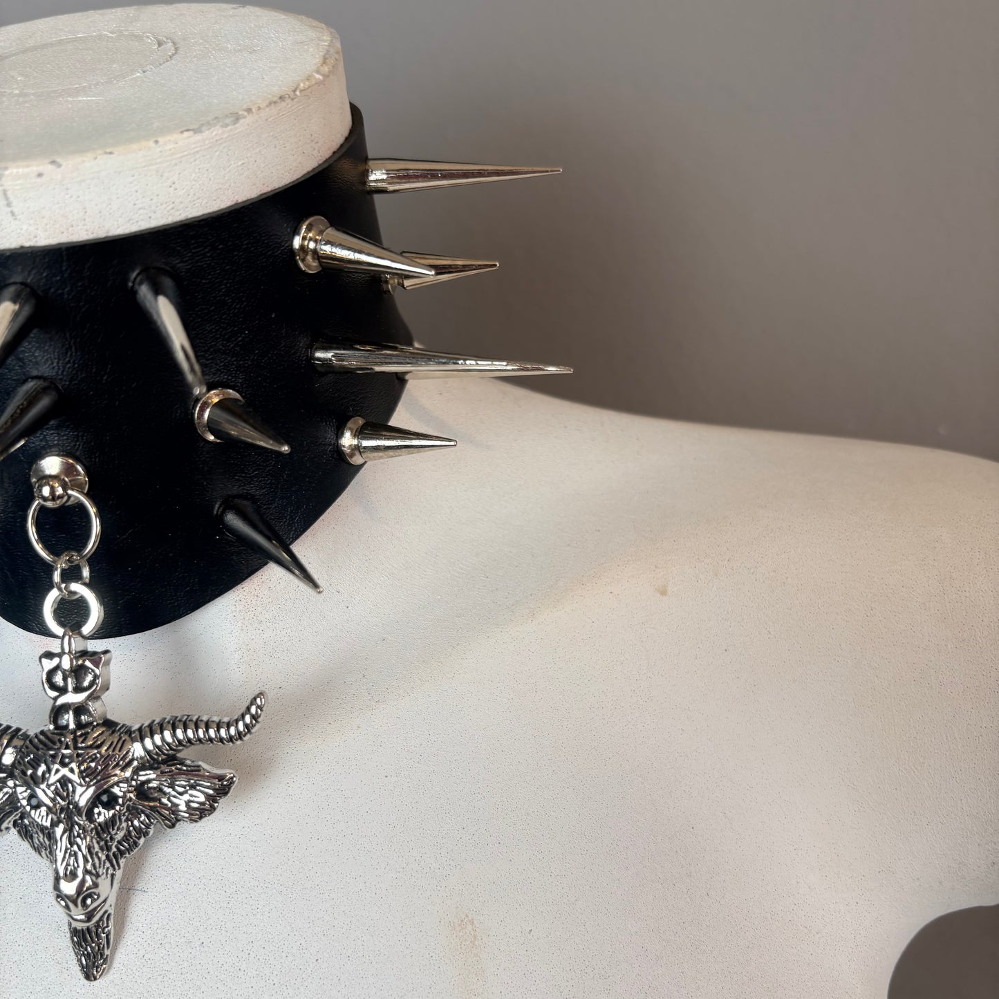 Collana ampia con borchie e ariete