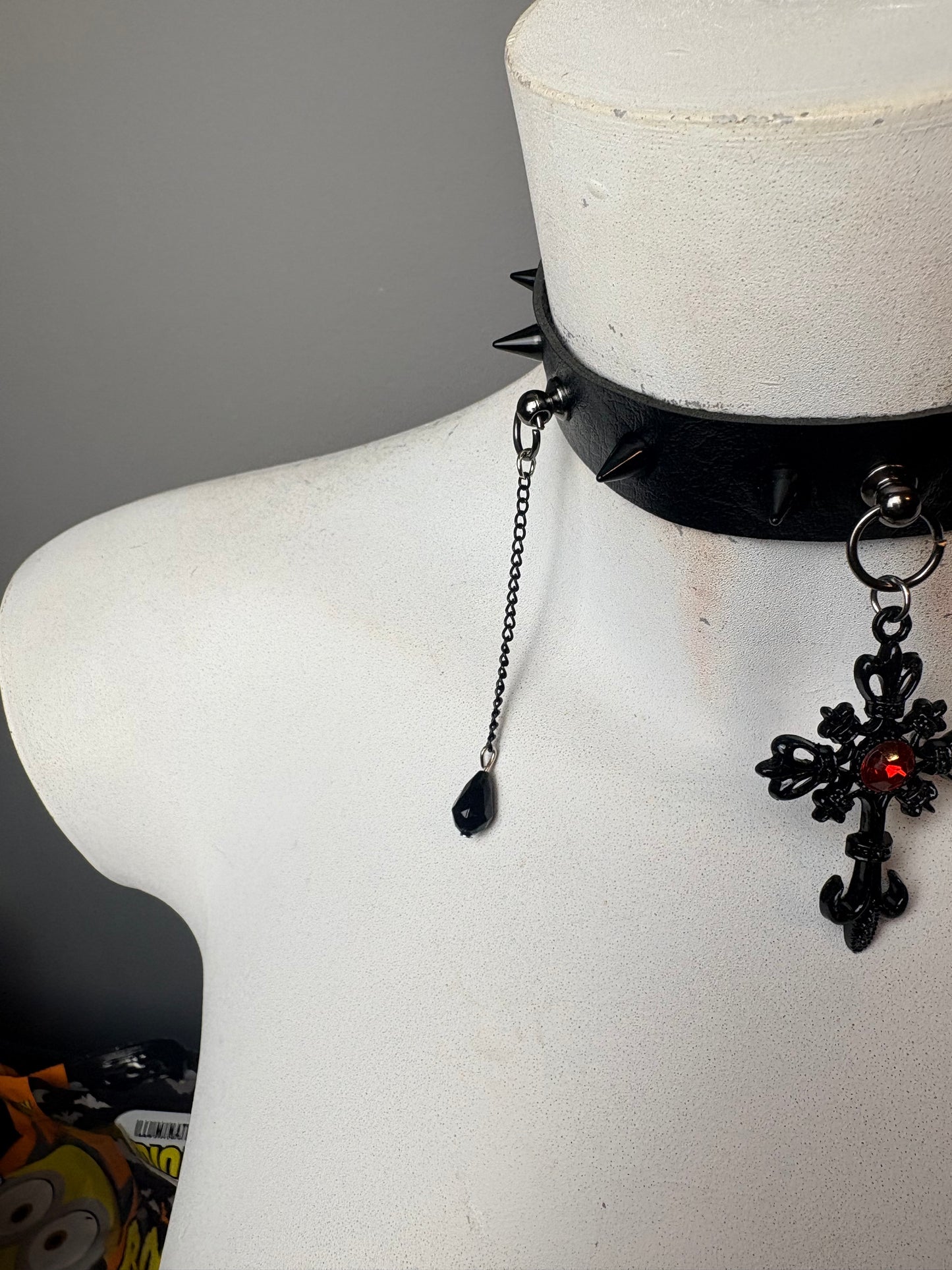 Chocker nero con croce e catenine