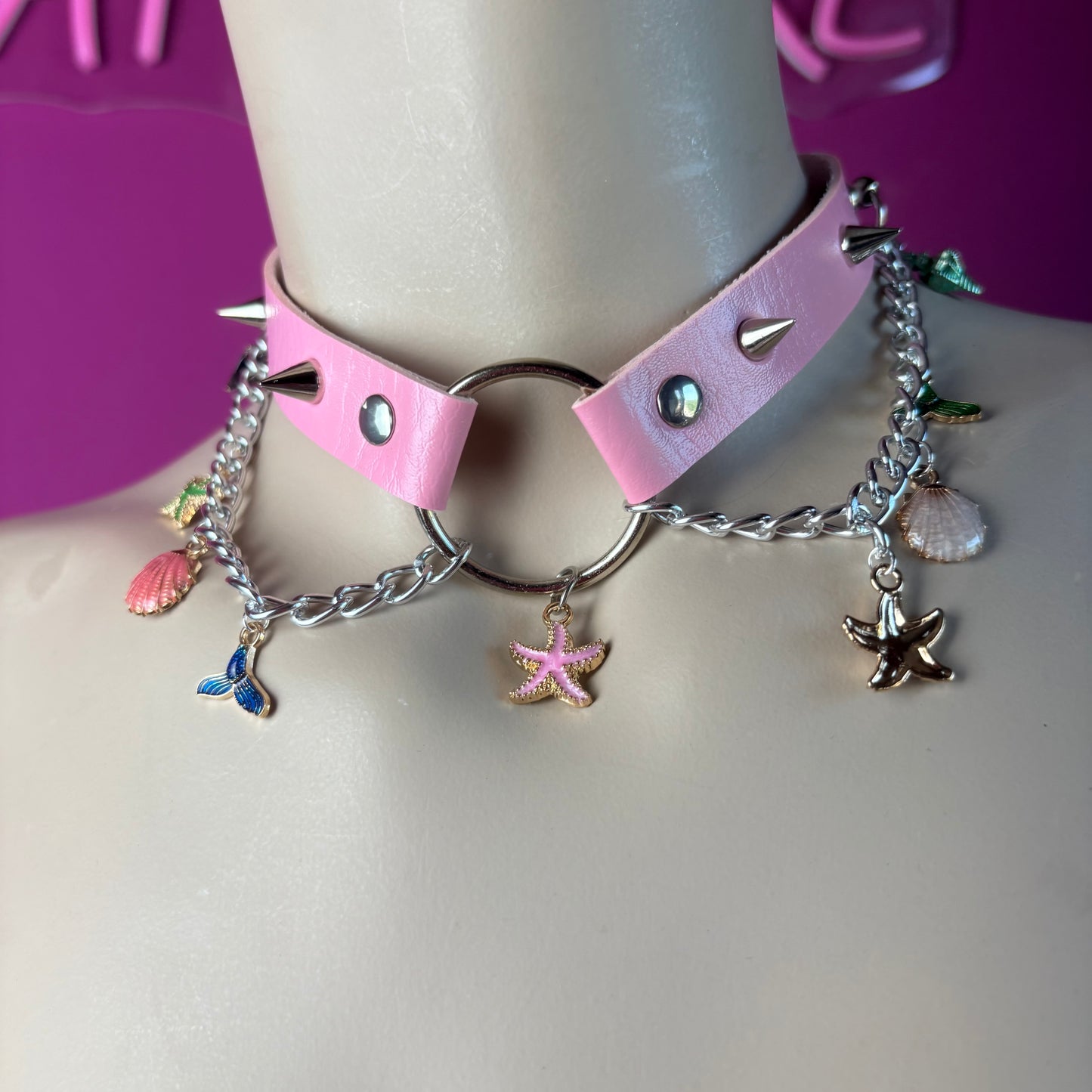 Chocker rosa con ciondoli pendenti