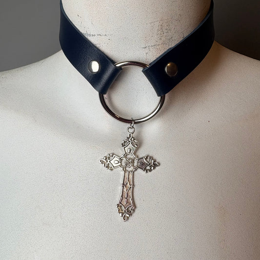 Chocker blu scuro con croce