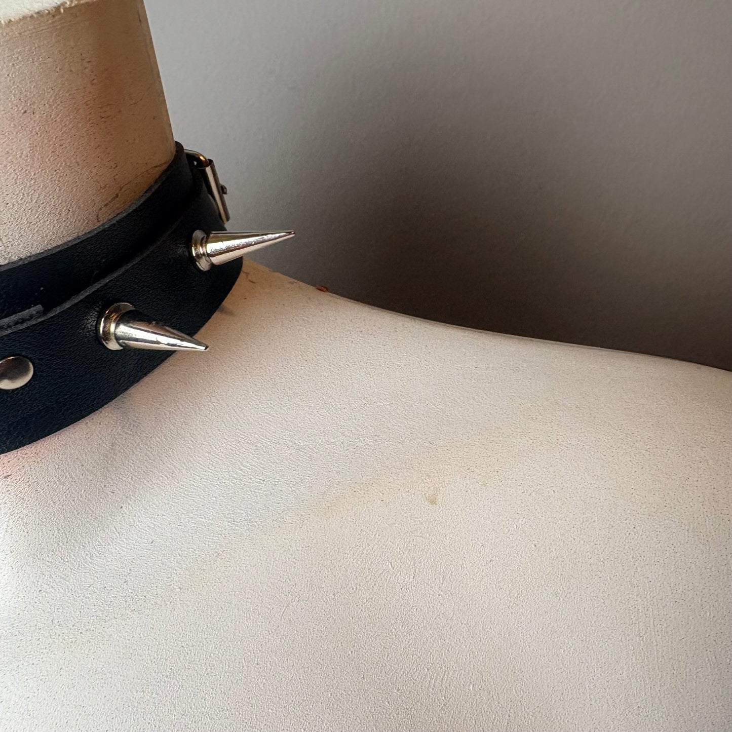 Collana nera con borchie