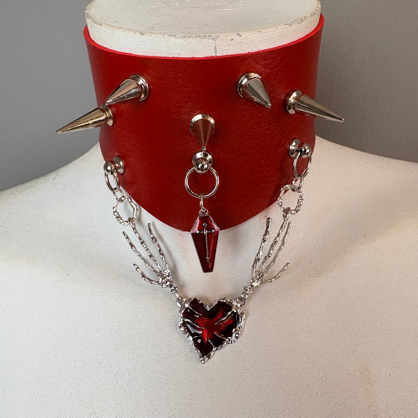Chocker rosso ampio con cuore e catene