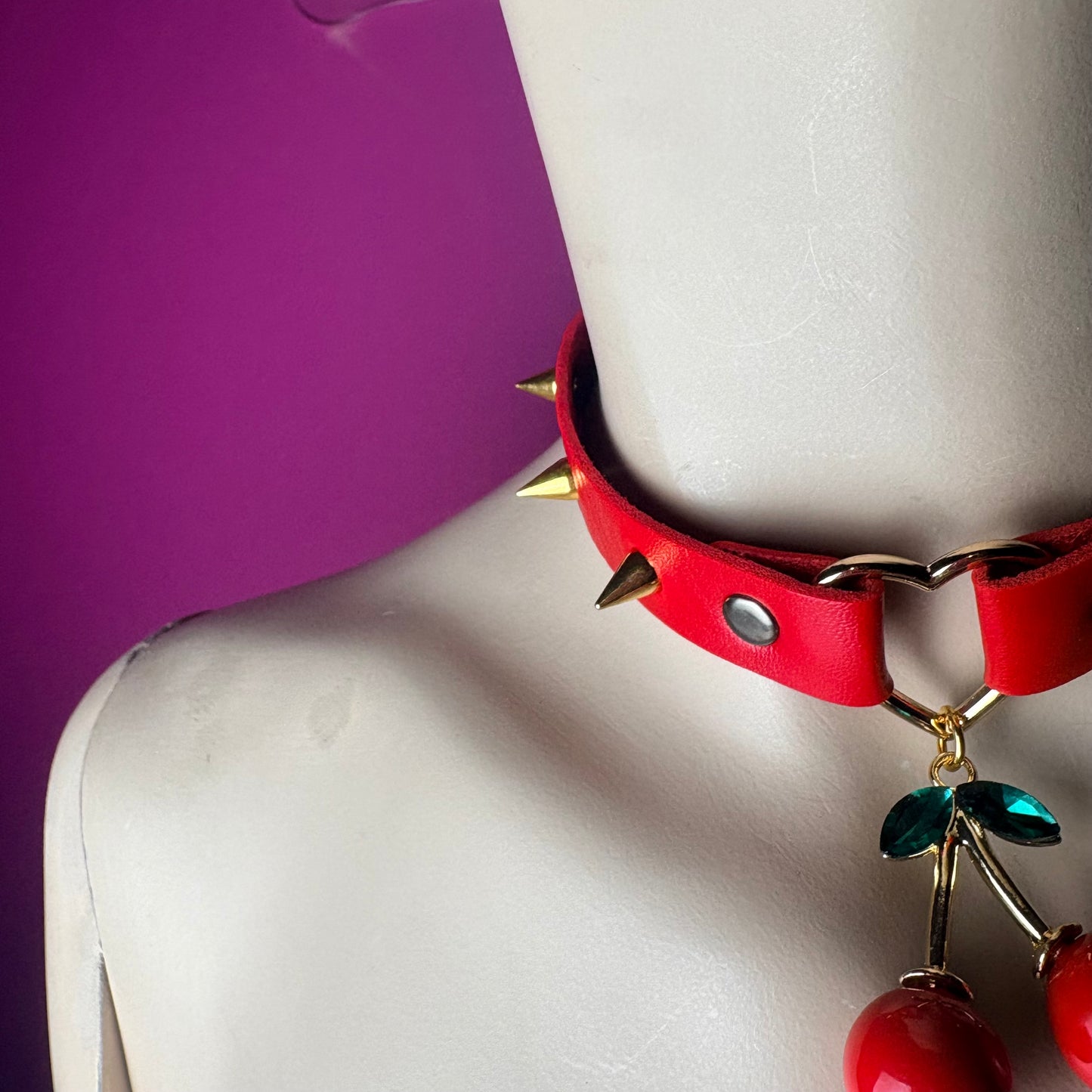 Chocker rosso con ciondolo di ciliegia