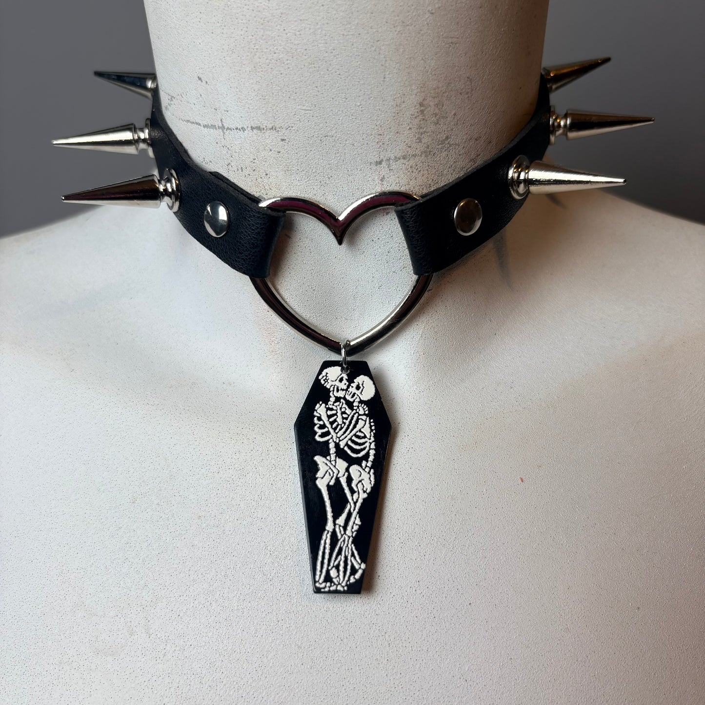 Chocker nero con borchie argento