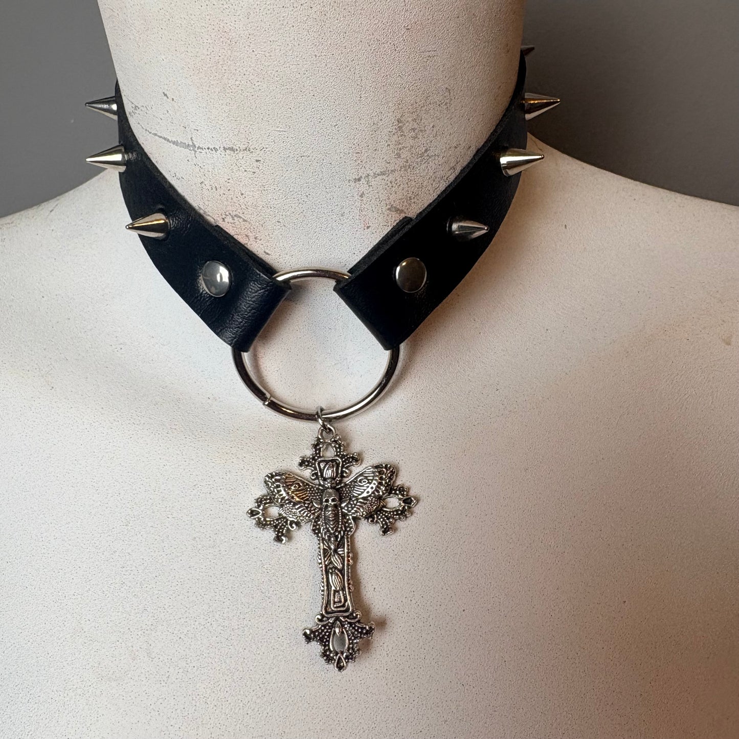 Chocker con borchie e ciondolo di falena e croce