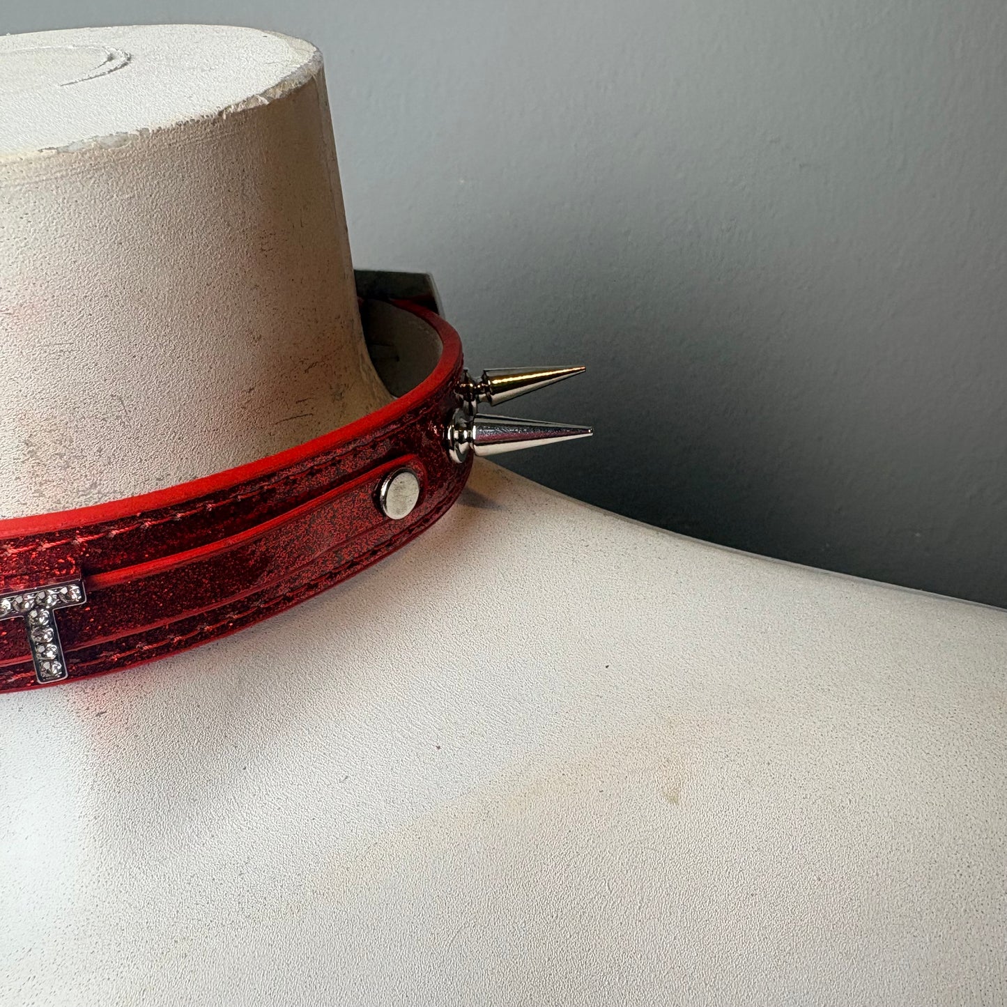 Chocker rosso brillantato con scritta “slut”