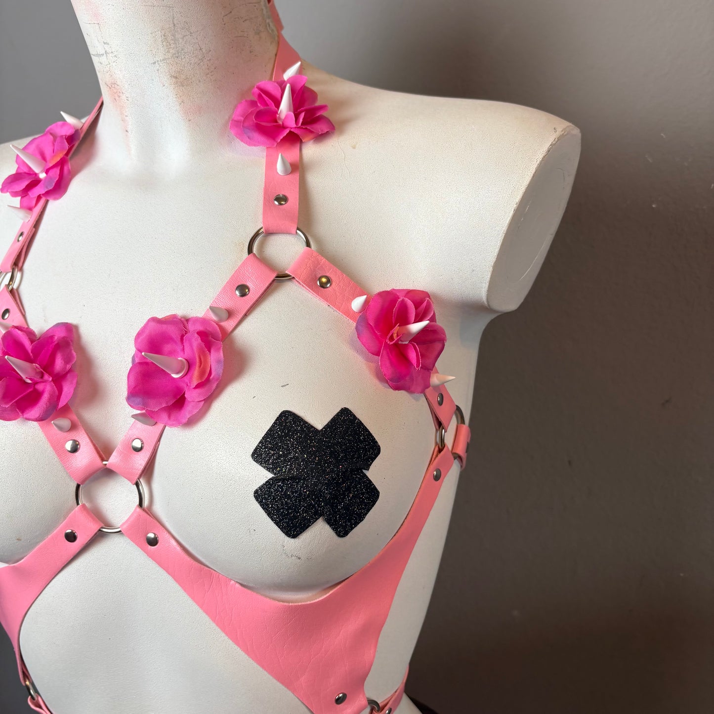 Harness rosa con fiori rosa