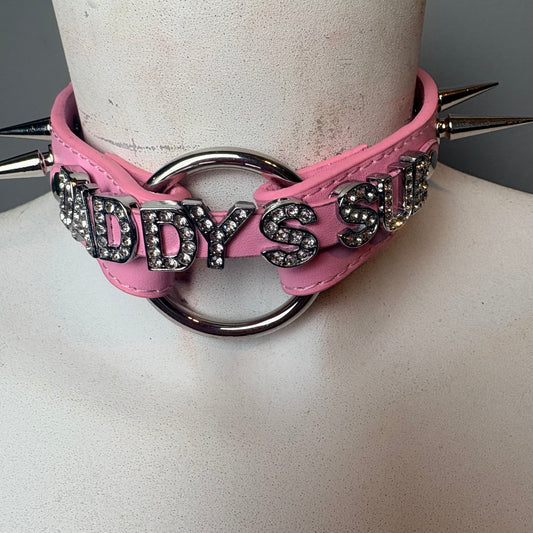 Chocker rosa con scritta “Daddy’s sub”