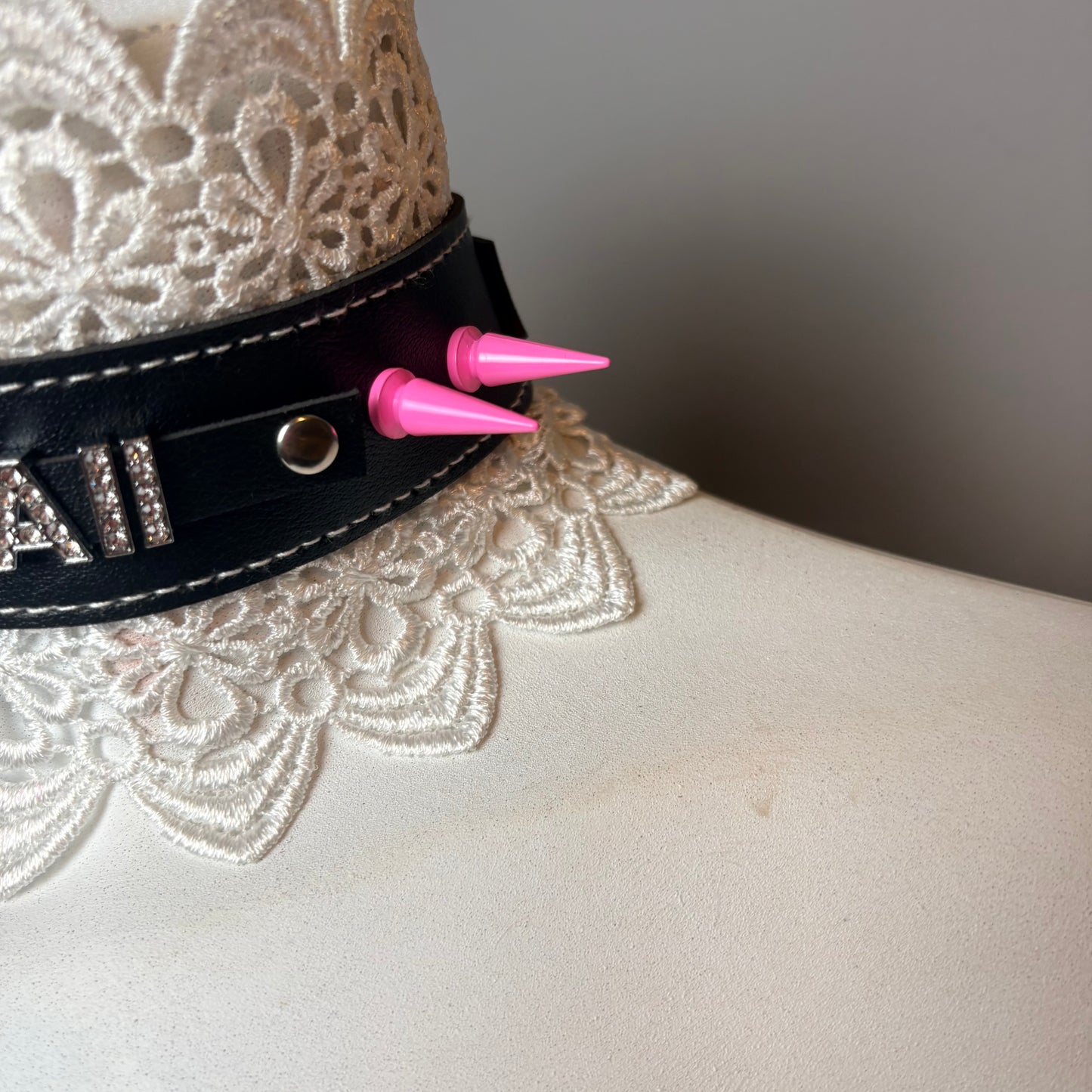 Chocker nero con pizzo e scritta