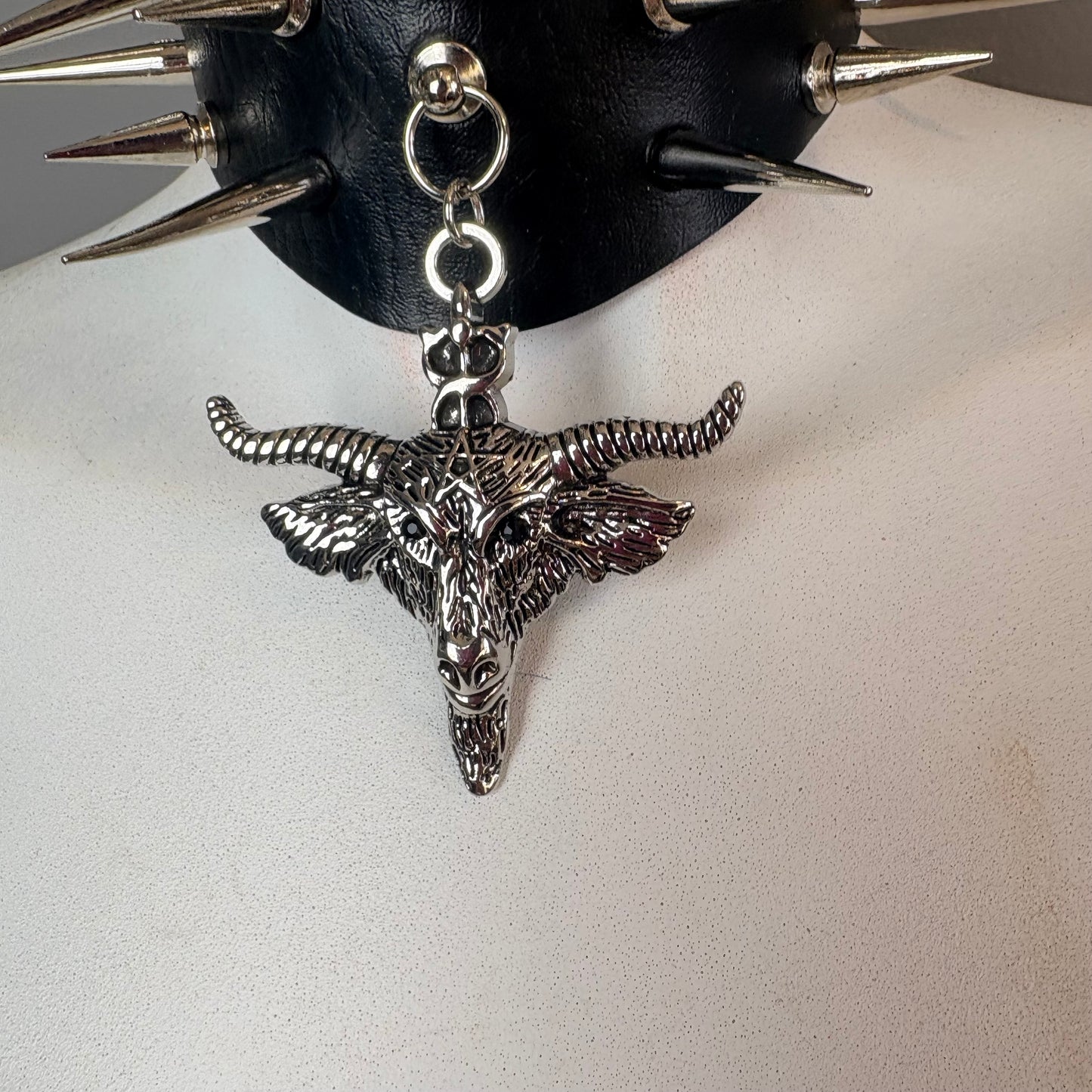 Collana ampia con borchie e ariete