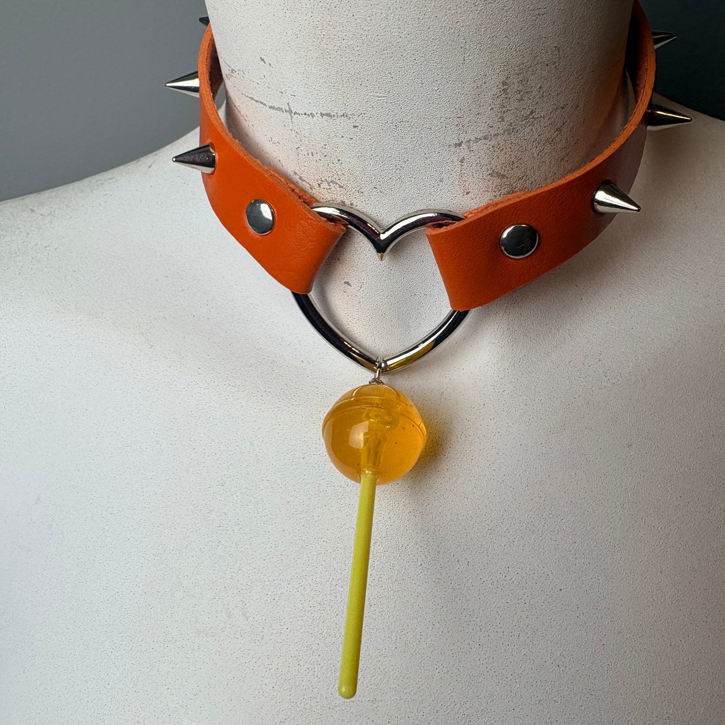 Chocker con cuore e lollypop