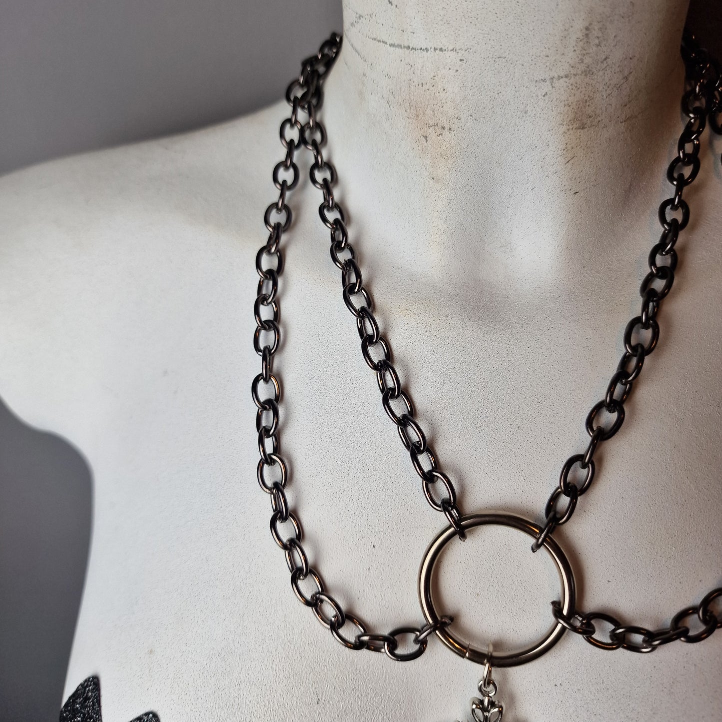 Collana con catene e ciondolo di croce