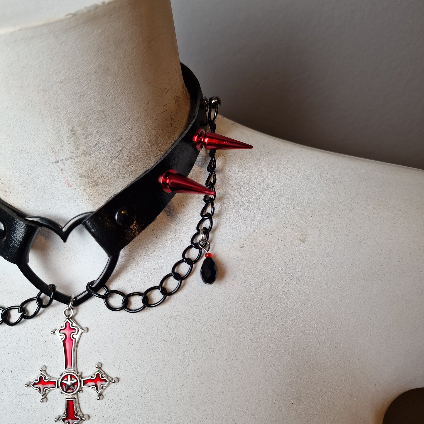 Chocker total black con catene e croce