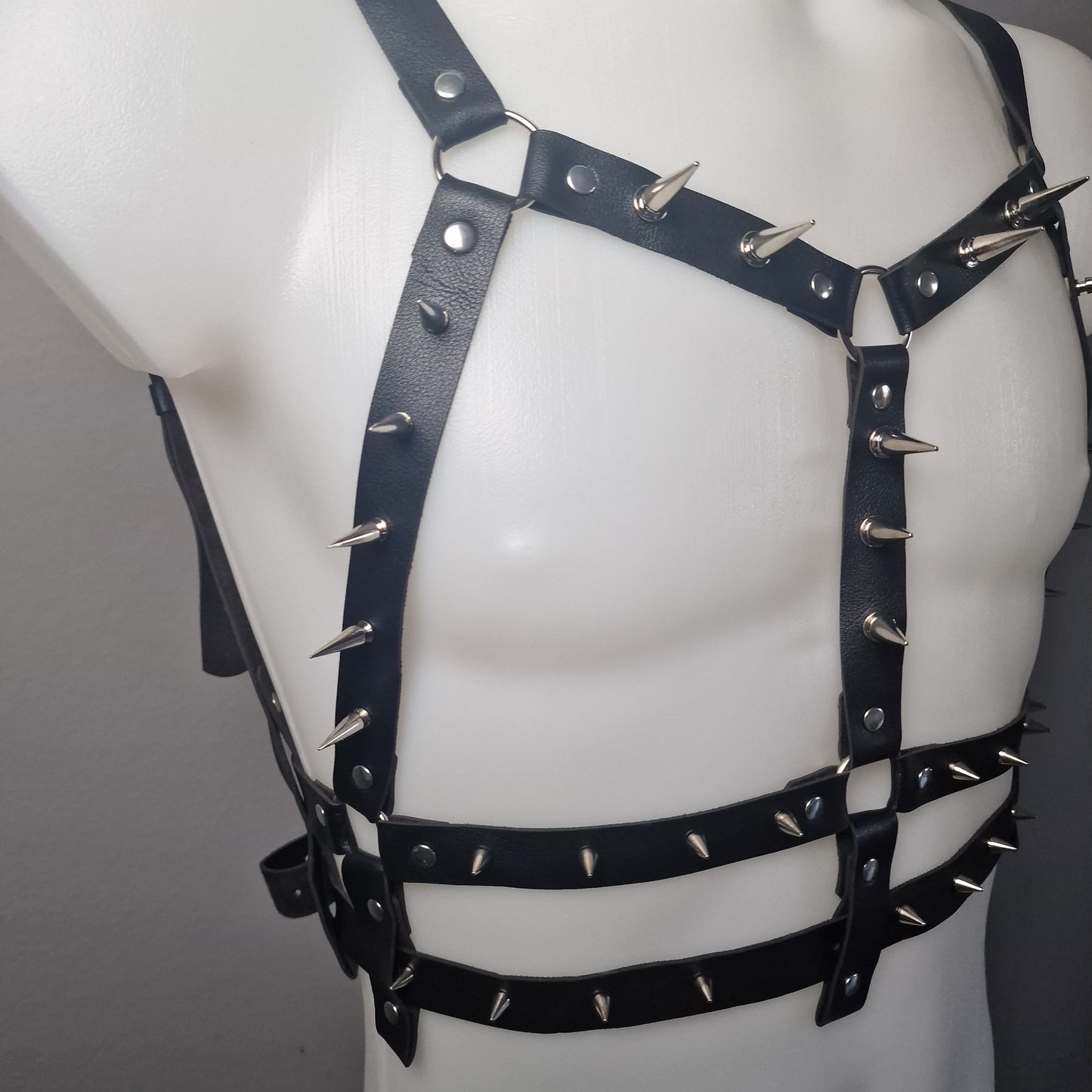 Harness maschile con borchie