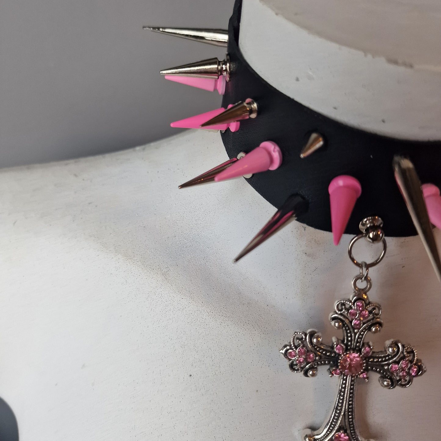 Chocker con croce rosa