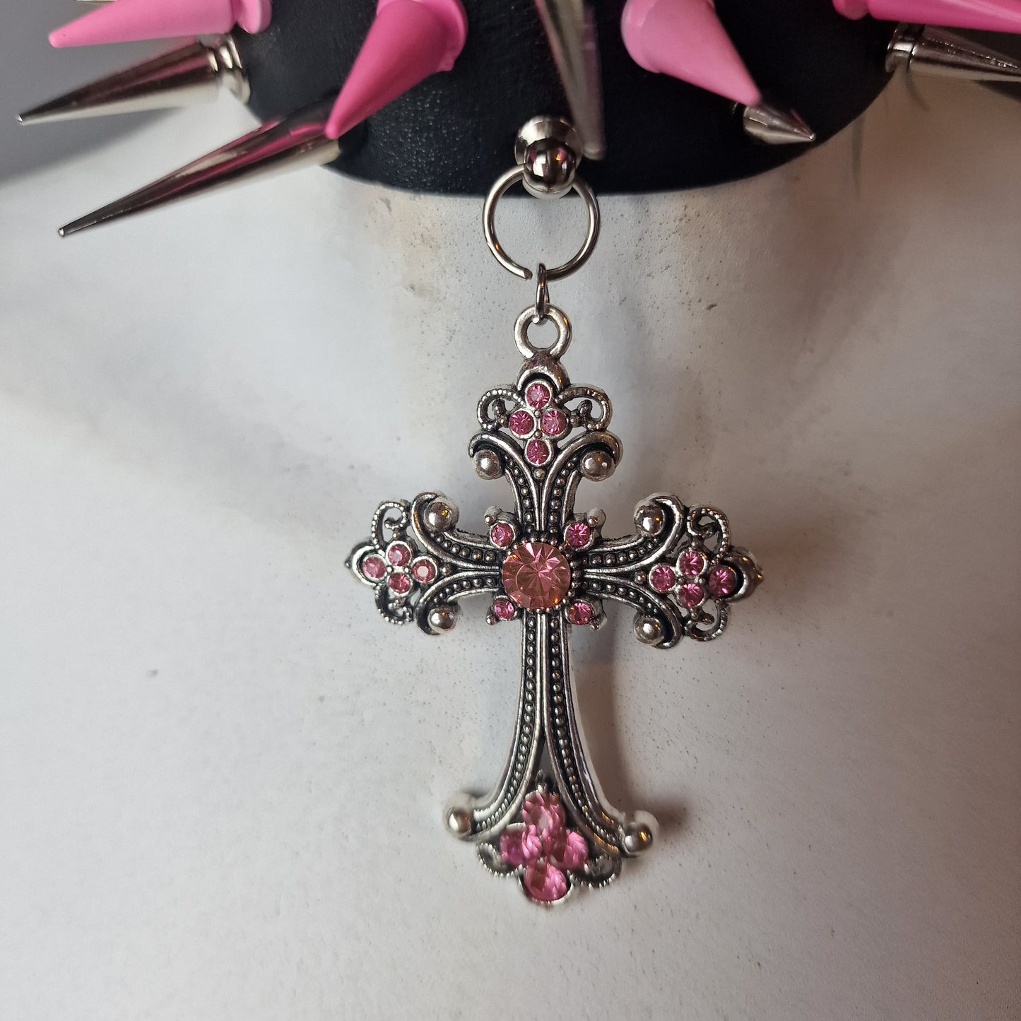 Chocker con croce rosa