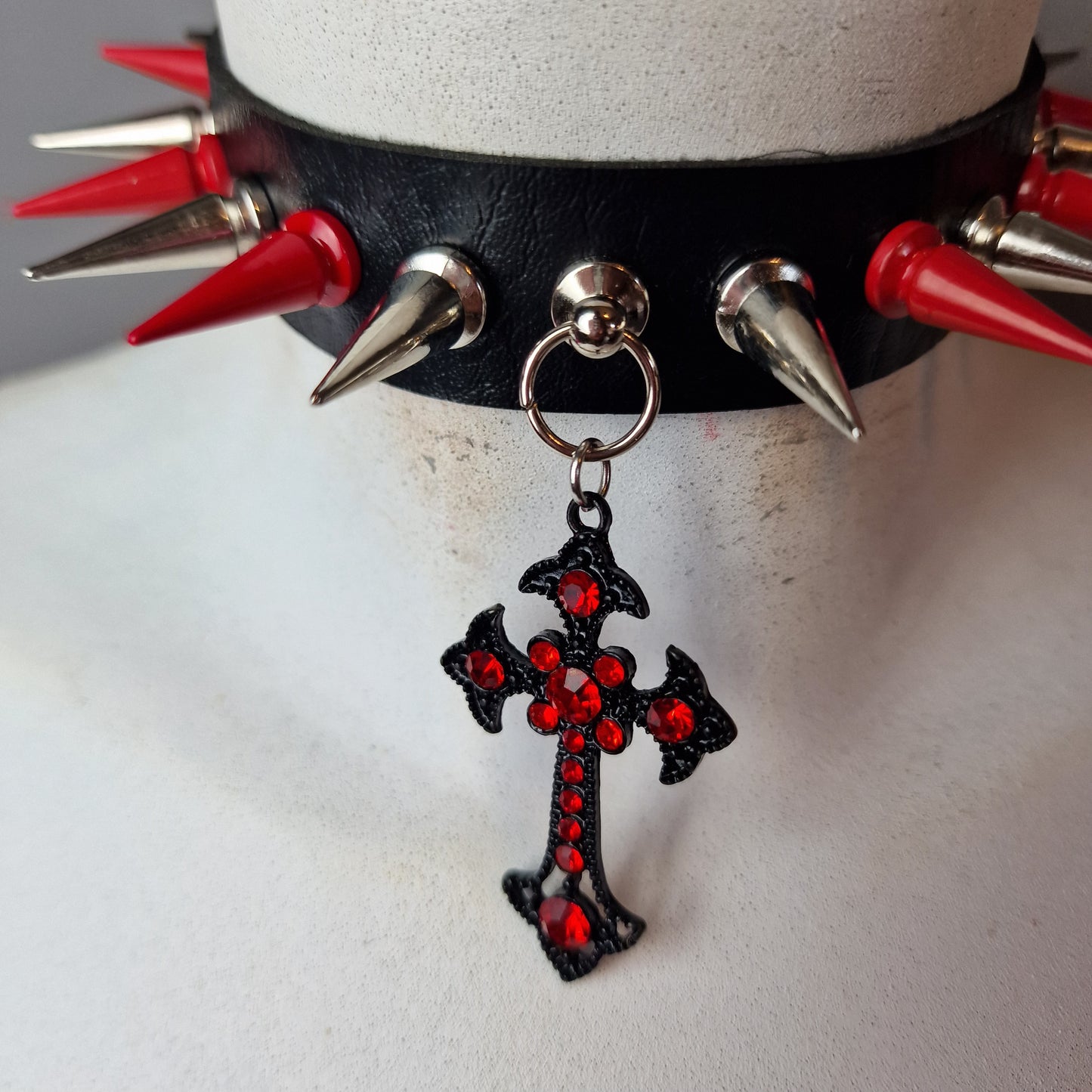 Chocker borchie rosse e argento
