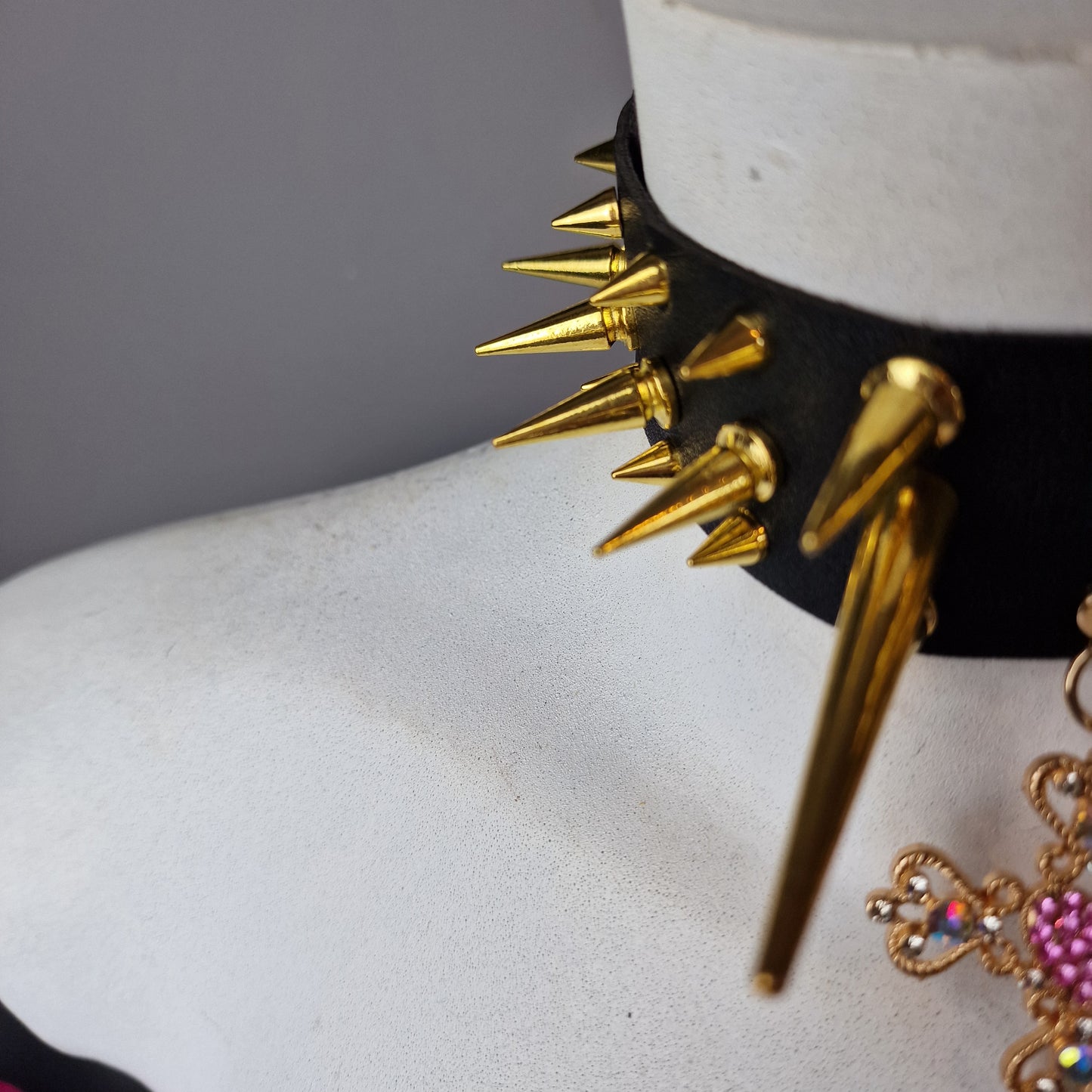 Chocker extreme con borchie oro