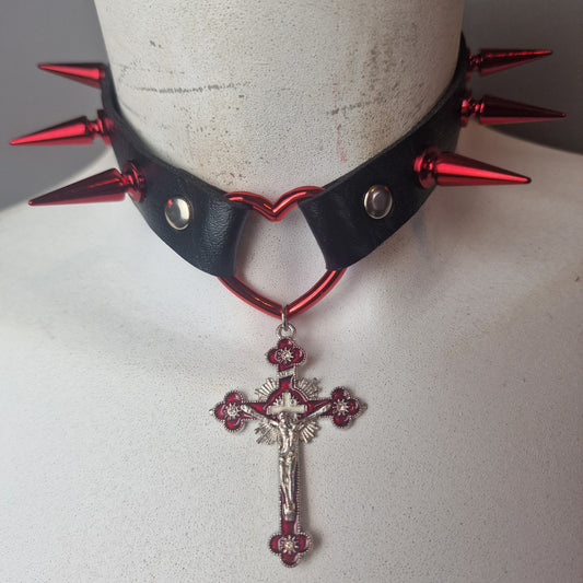 Chocker con cuore rosso e borchie rosse olografiche