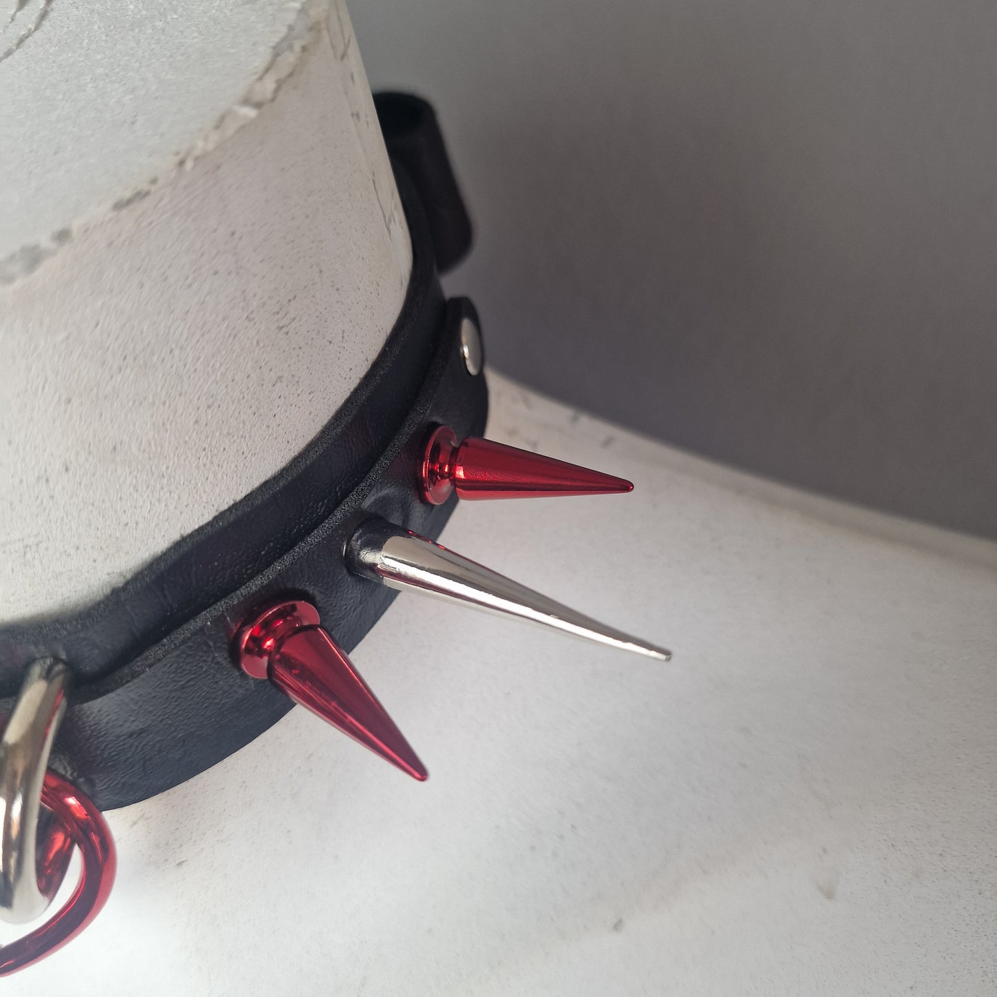 Chocker nero con borchie olografiche rosse