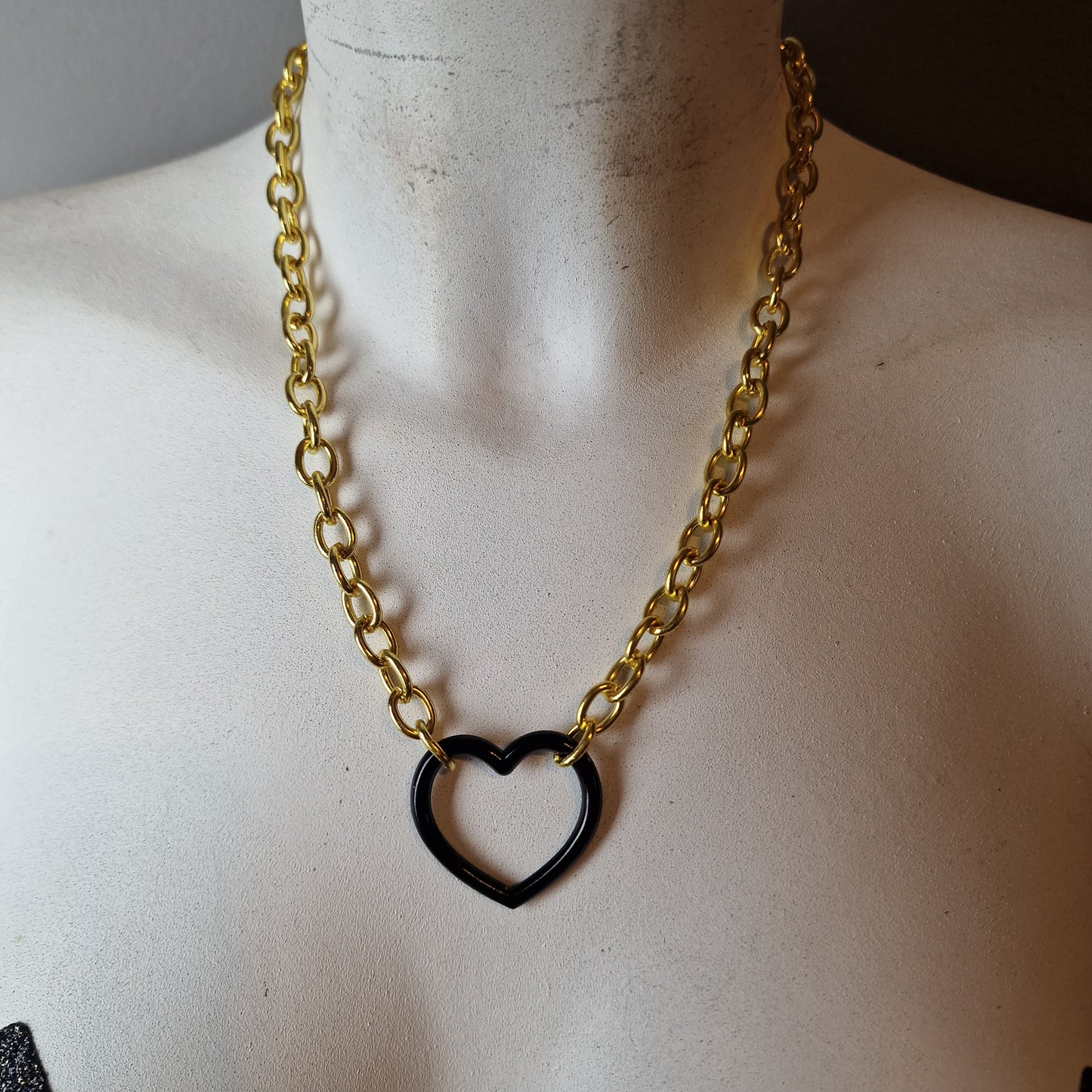 Collana con catena oro e cuore