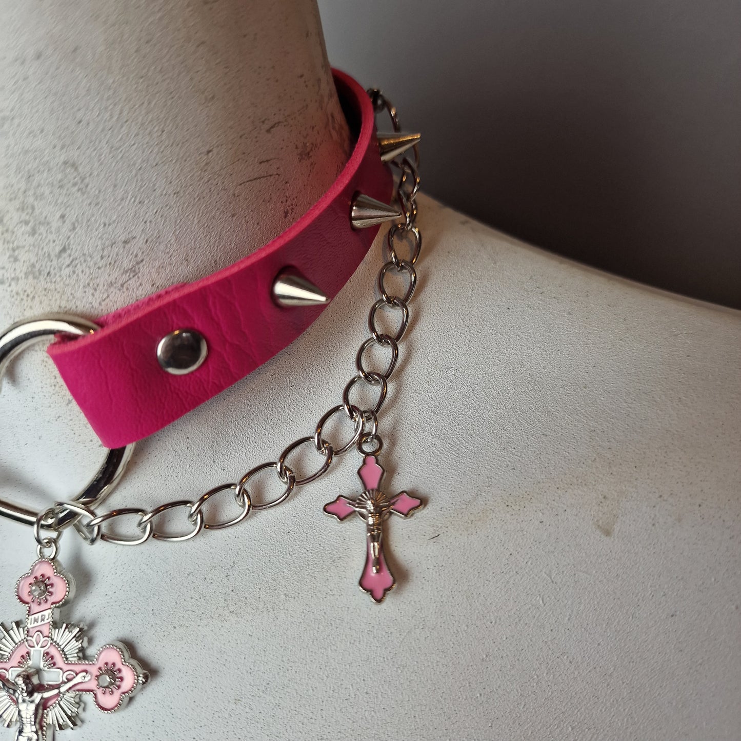 Chocker fuxia con croci e catene