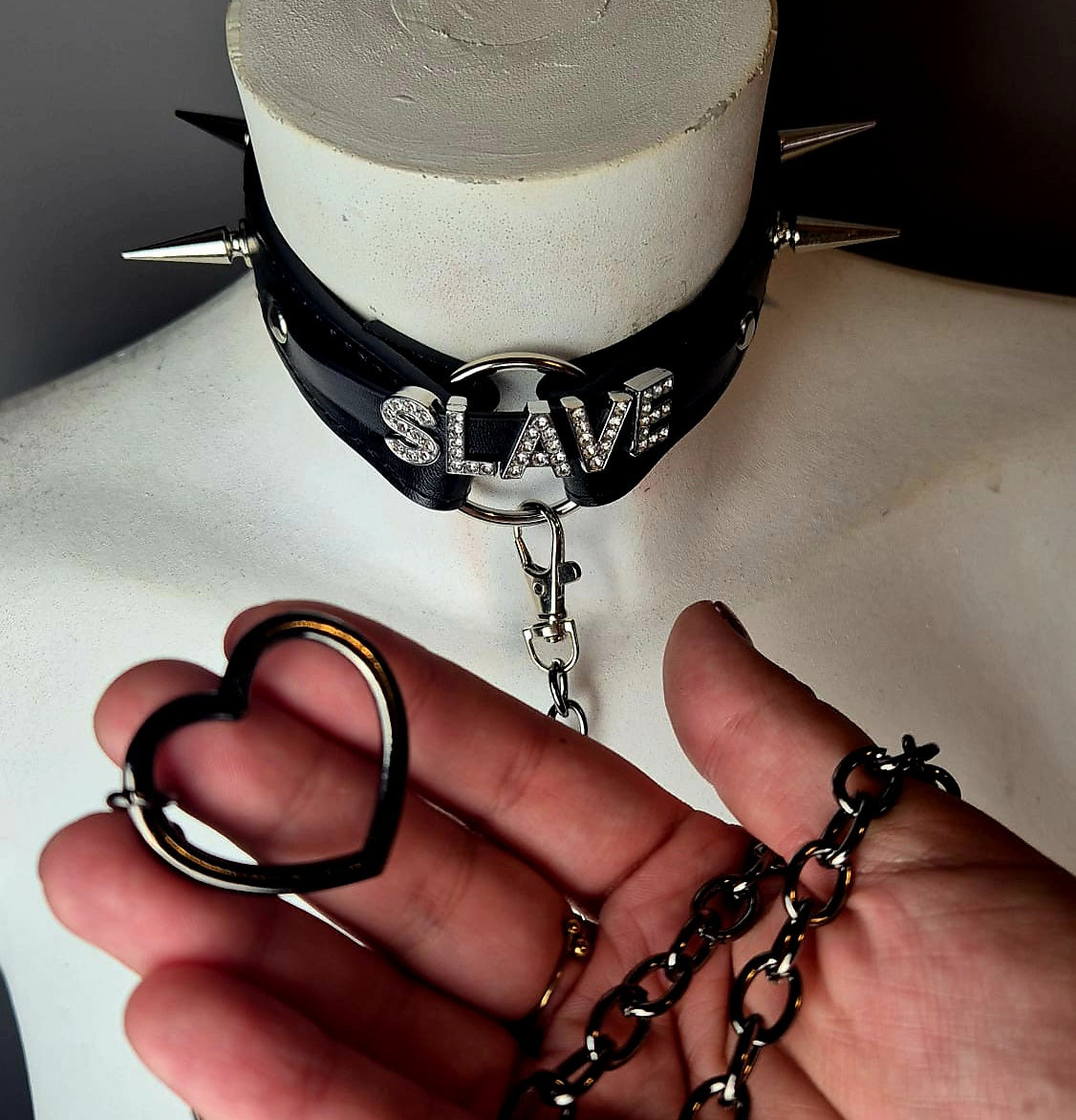 Set chocker con scritta e guinzaglio con cuore nero