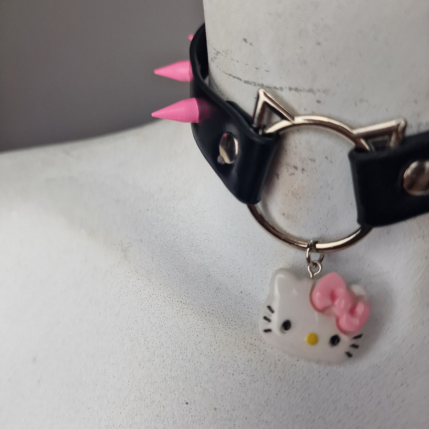 Chocker con hello kitty e borchie rosa