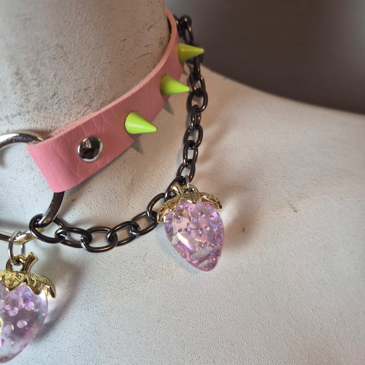Chocker rosa con fragole🍓