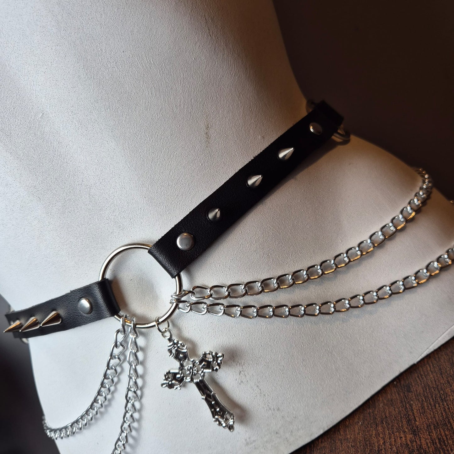 Cintura nera con croce