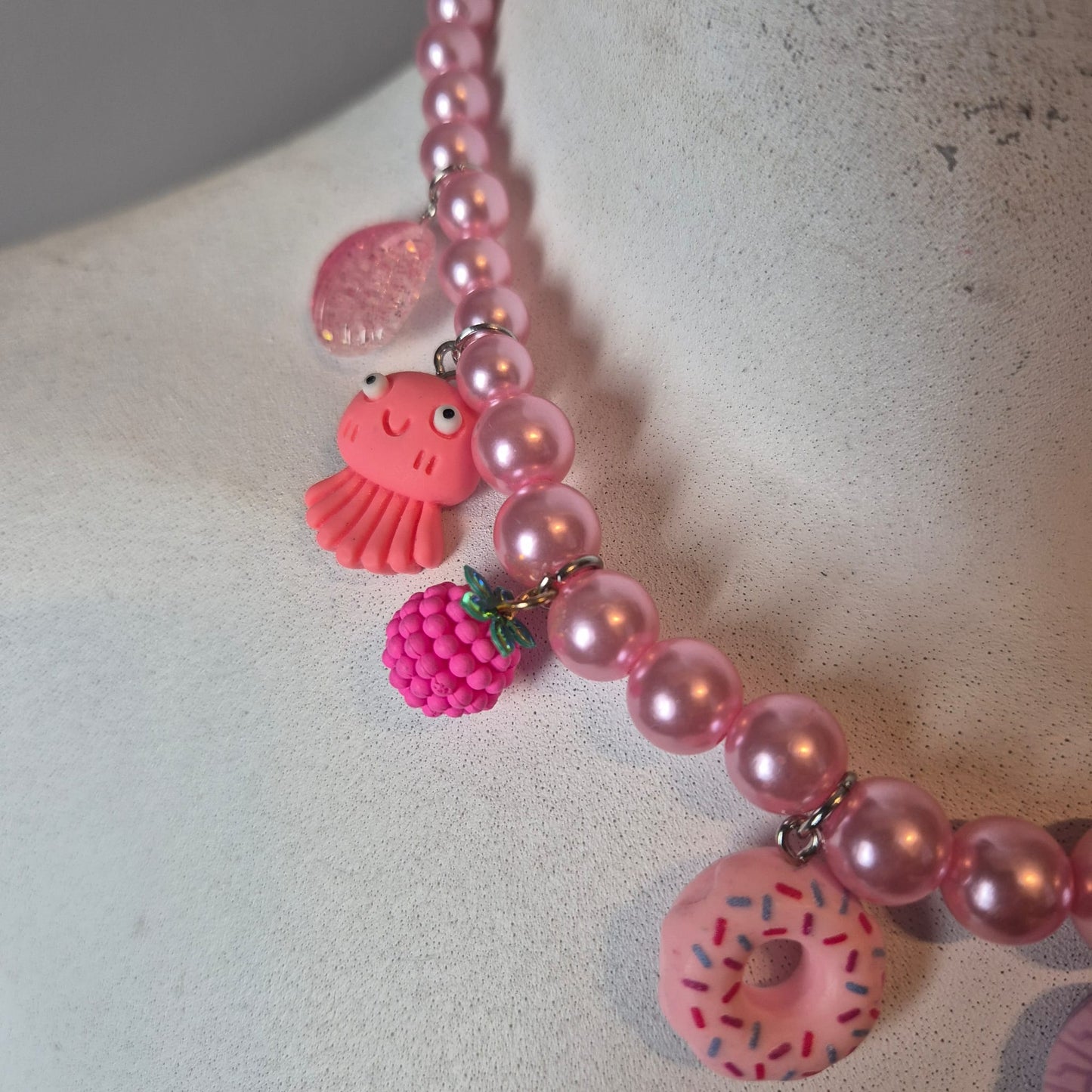 Collana con perline e ciondoli estivi