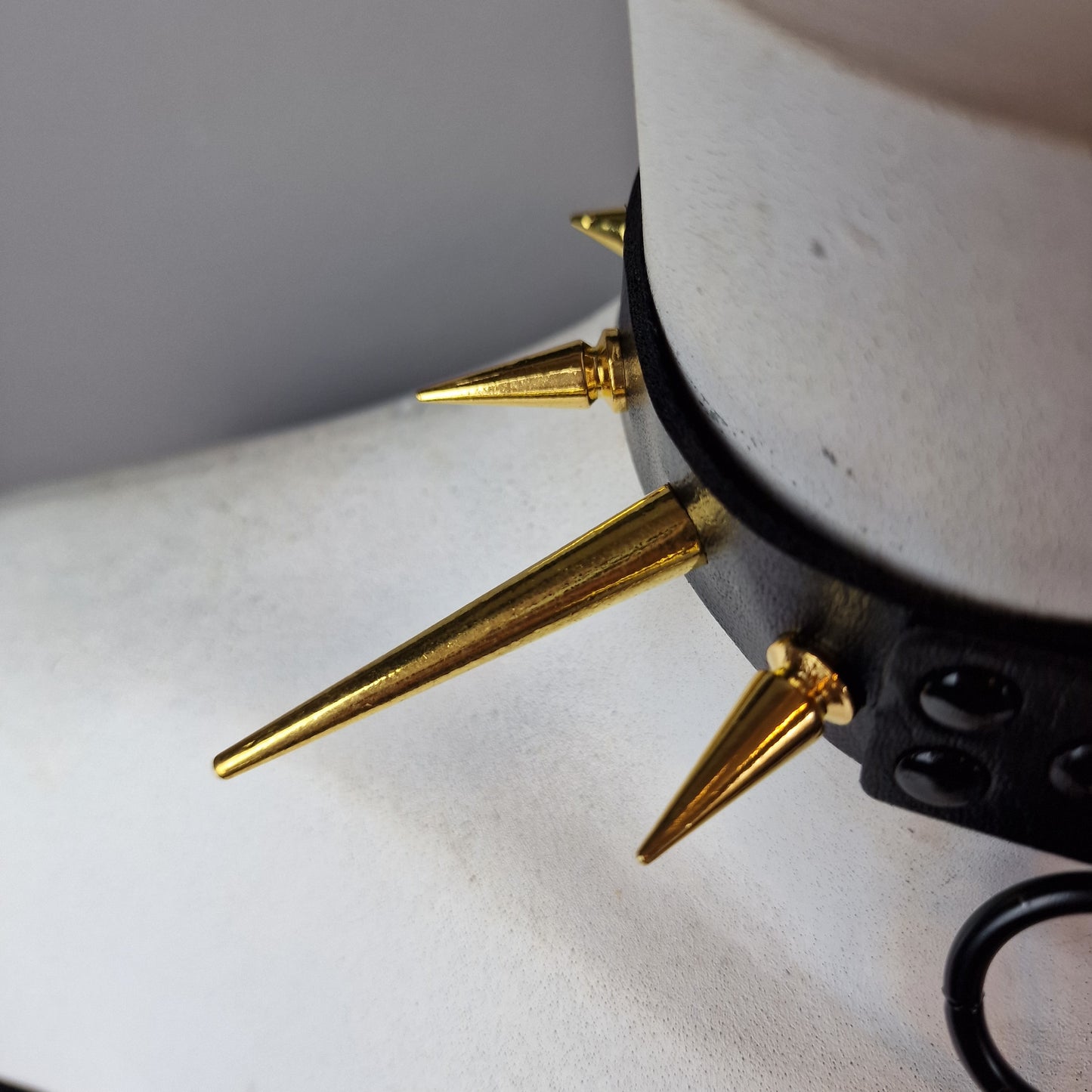 Chocker nero con borchie oro
