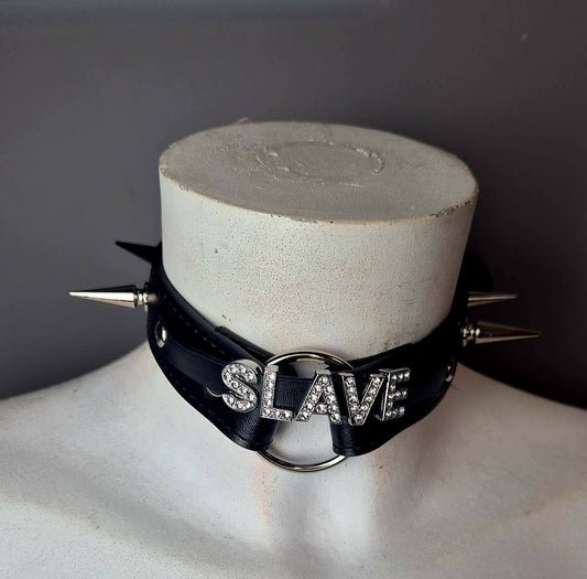 Chocker nero con scritta "Slave"