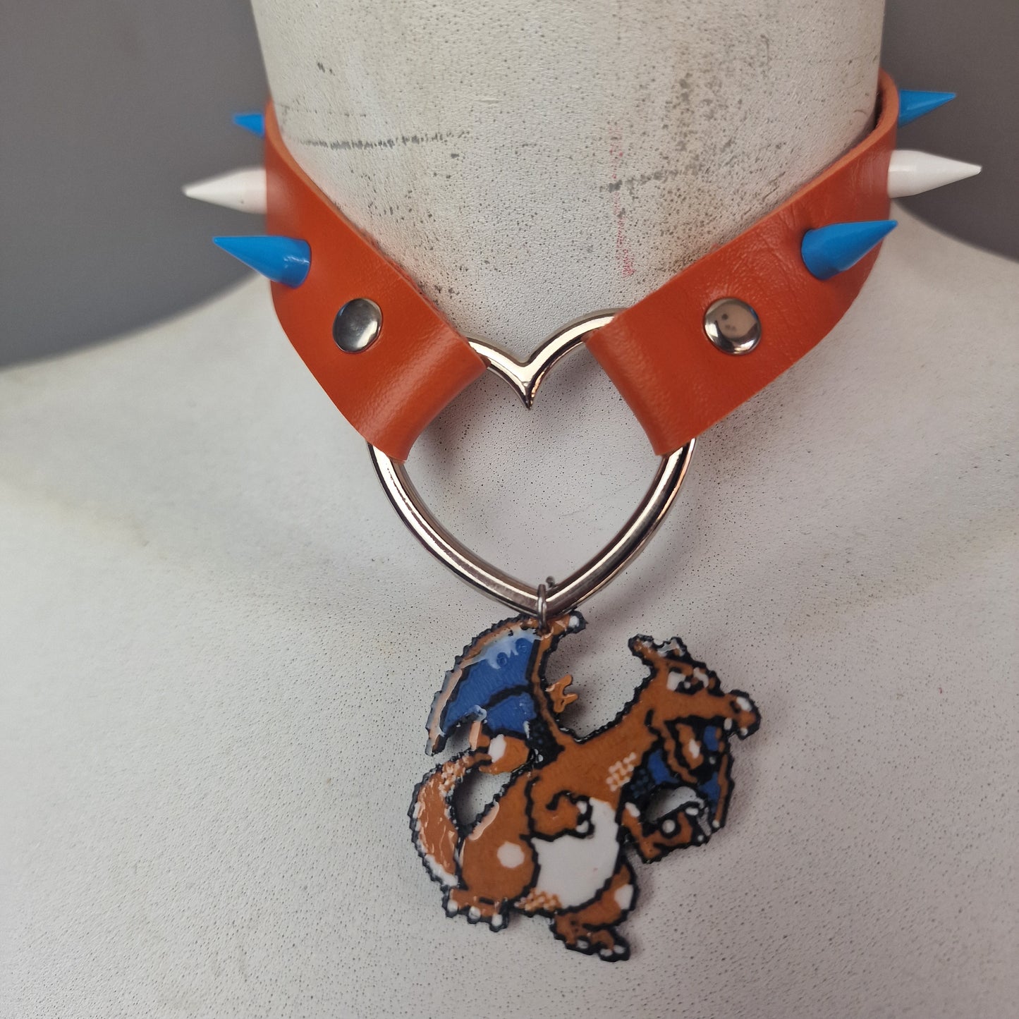 Chocker con Charizard 3D arancione