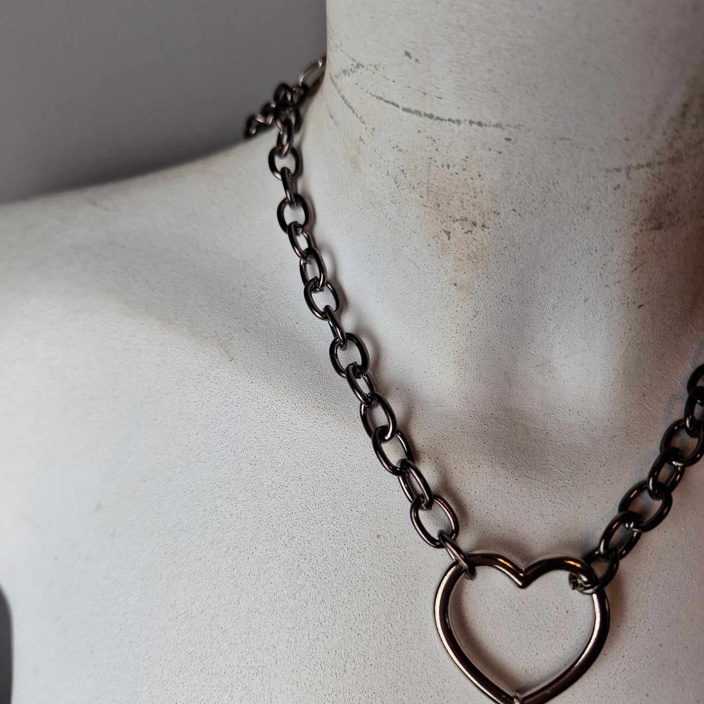 Collana con croce e falena