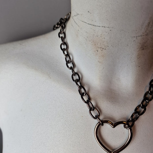 Collana con croce e falena
