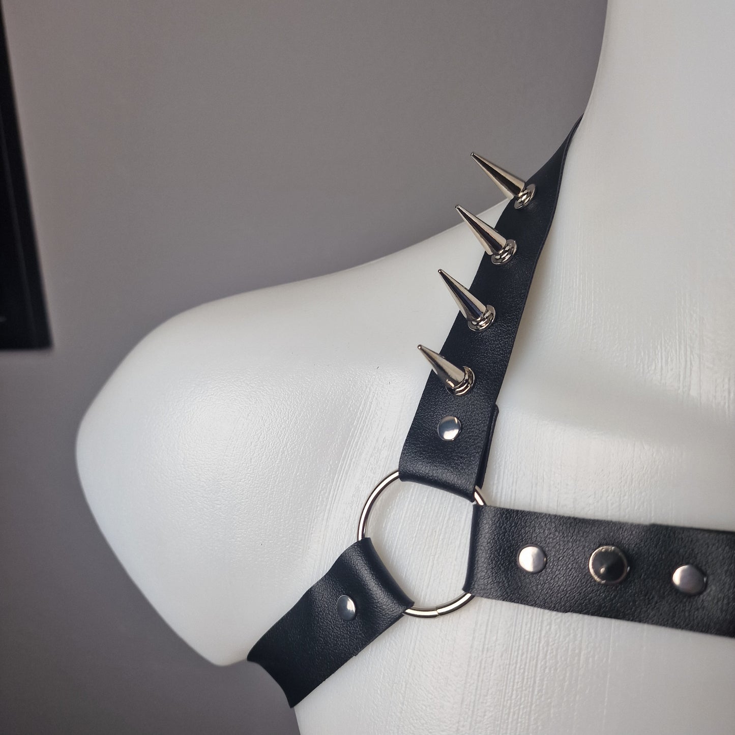 Harness da uomo con borchie