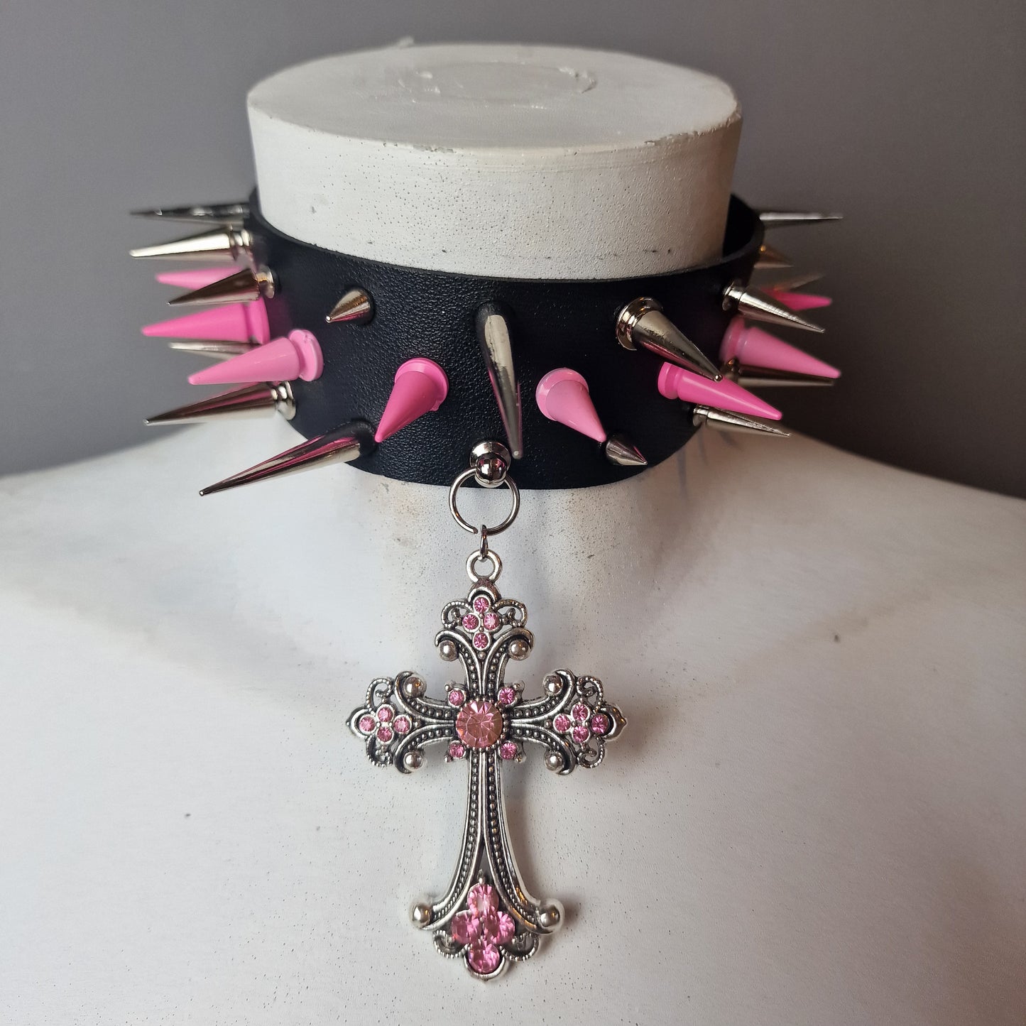 Chocker con croce rosa