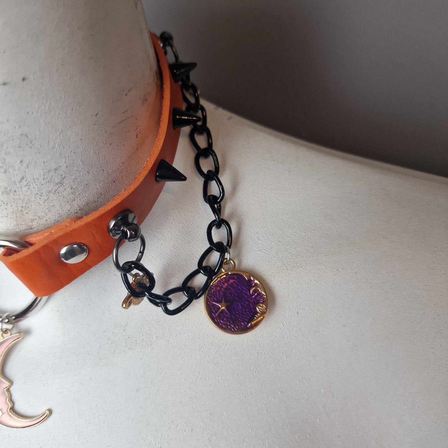 Chocker con catene e lune